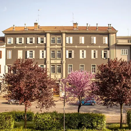 Moderno E Luminoso, Business 3a Ούντινε