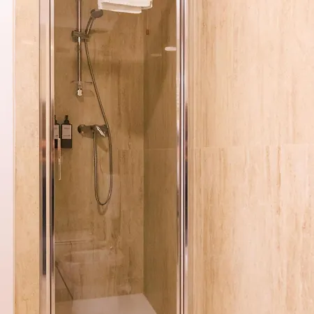 Moderno E Luminoso, Business 3a * أوديني